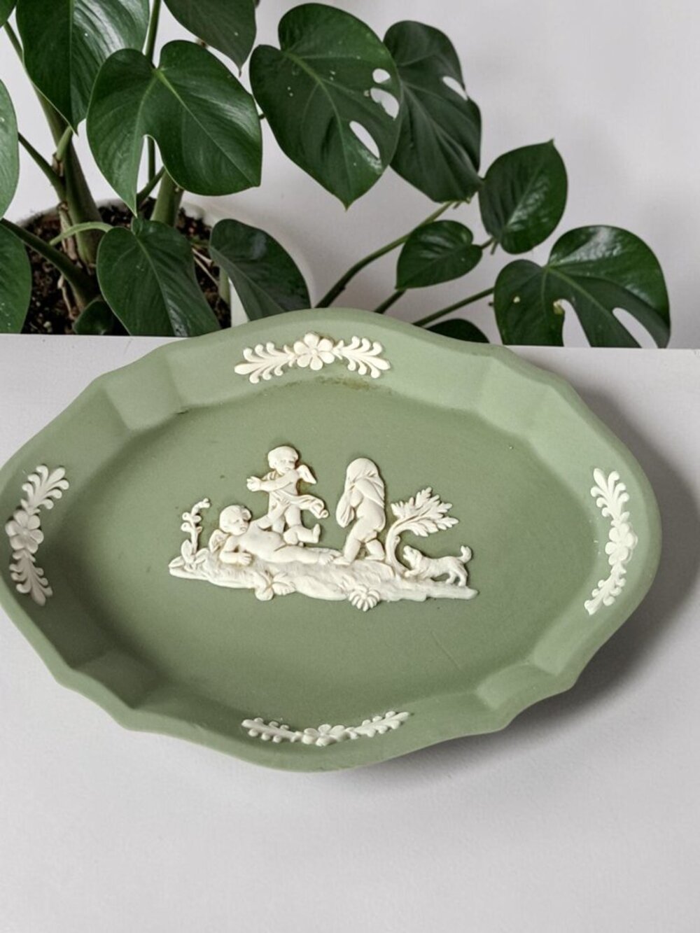VINTAGE 4.5" WEDGEWOOD SAGE GREEN JASPERWARE OVAL CHERUB TRINKET DISH